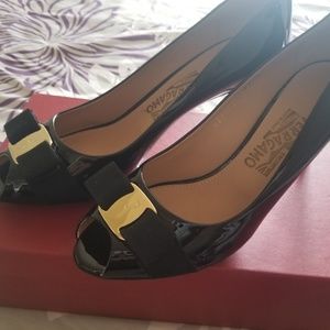 Ferragamo Peep Toe Pumpe